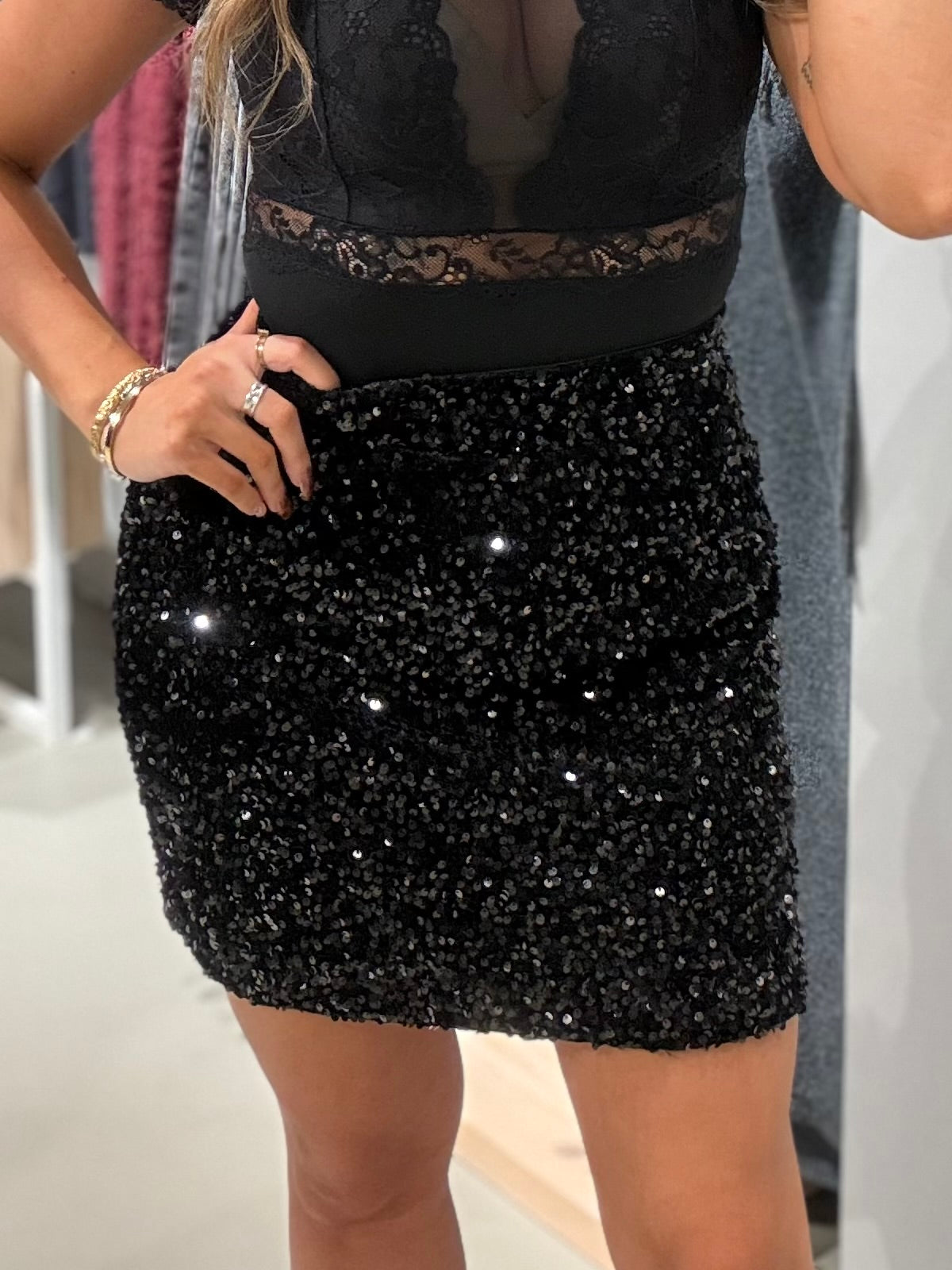 VIFAITH Mini Skirt - Black Beauty